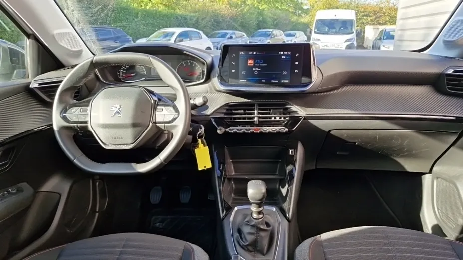 PEUGEOT 208 -