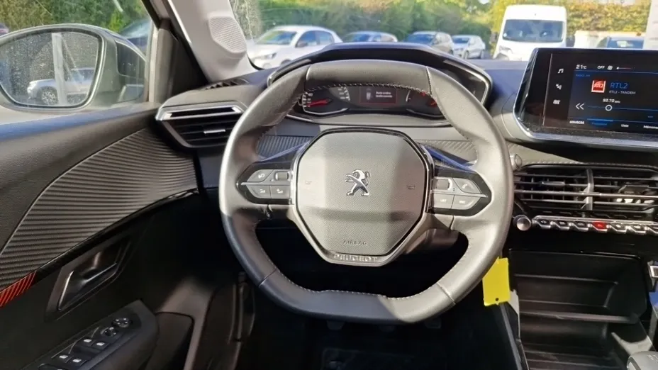 PEUGEOT 208 -