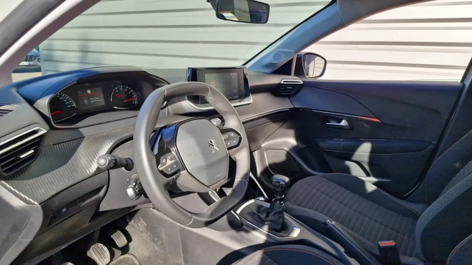 PEUGEOT 208 -