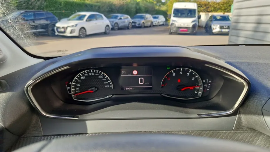 PEUGEOT 208 -