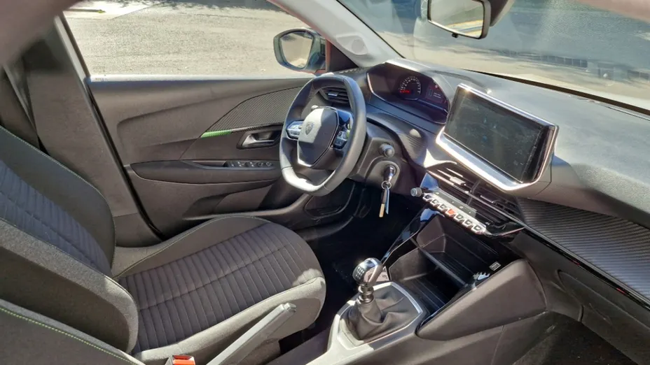 PEUGEOT 208 -