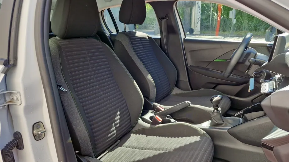 PEUGEOT 208 -