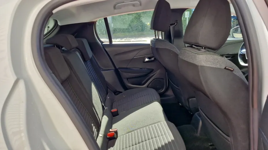 PEUGEOT 208 -