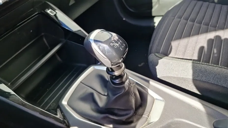PEUGEOT 208 -