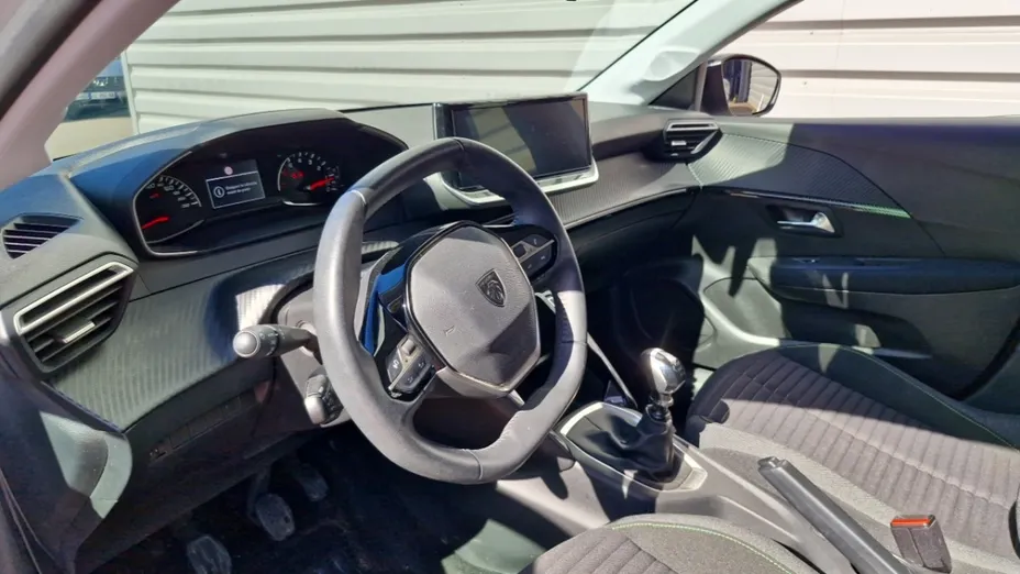 PEUGEOT 208 -