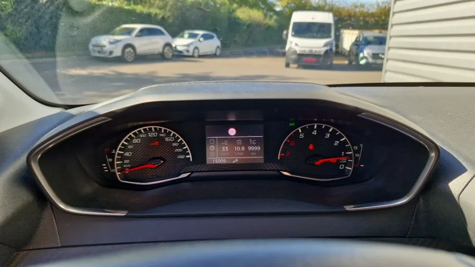 PEUGEOT 208 -