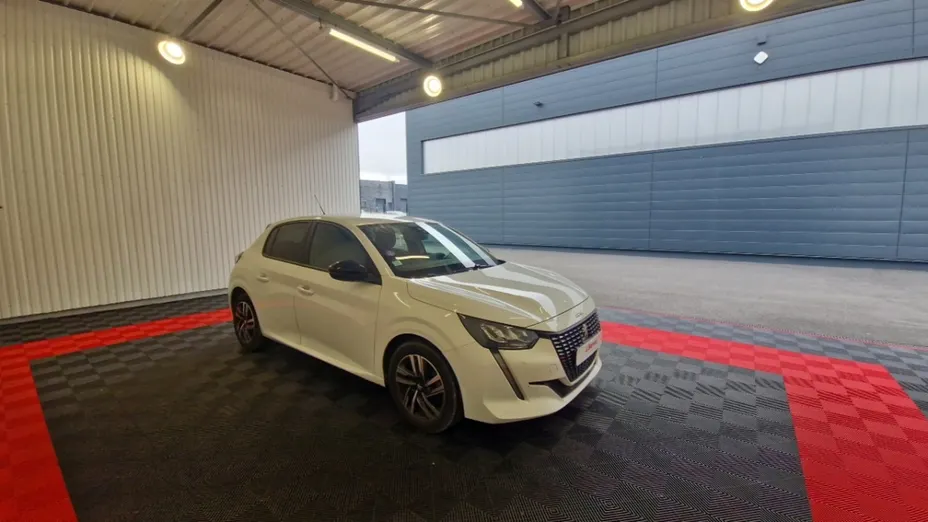 PEUGEOT 208 -