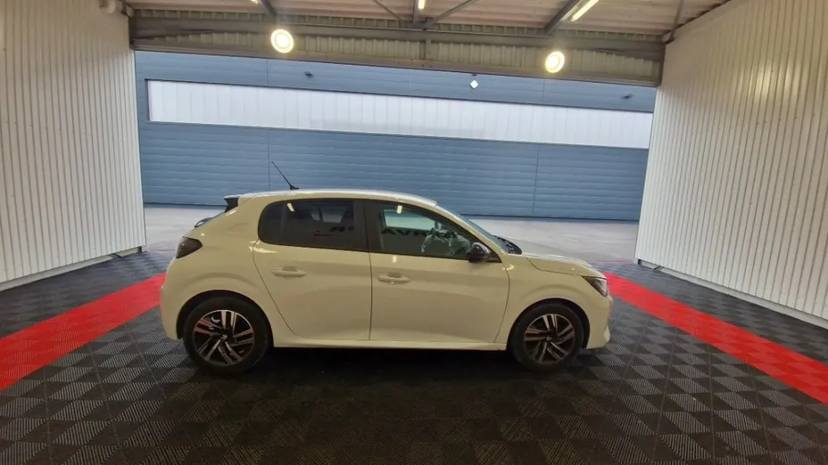 PEUGEOT 208 -