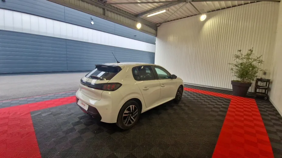 PEUGEOT 208 -