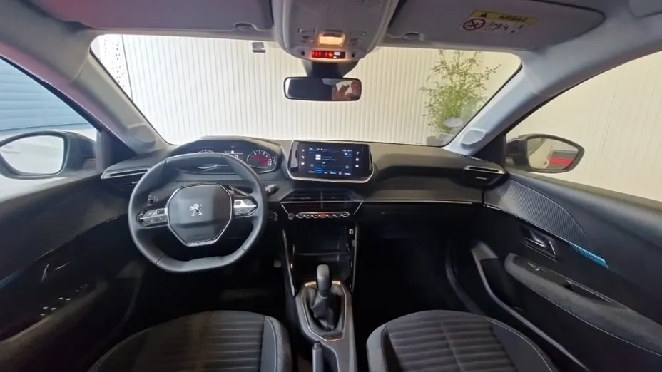 PEUGEOT 208 -