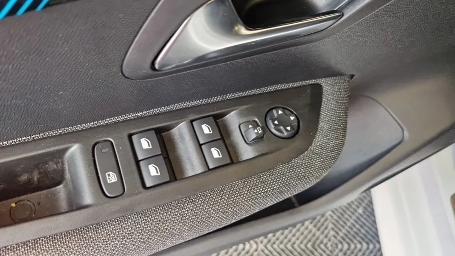 PEUGEOT 208 -