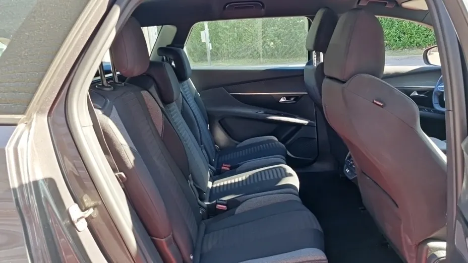 PEUGEOT 5008 -