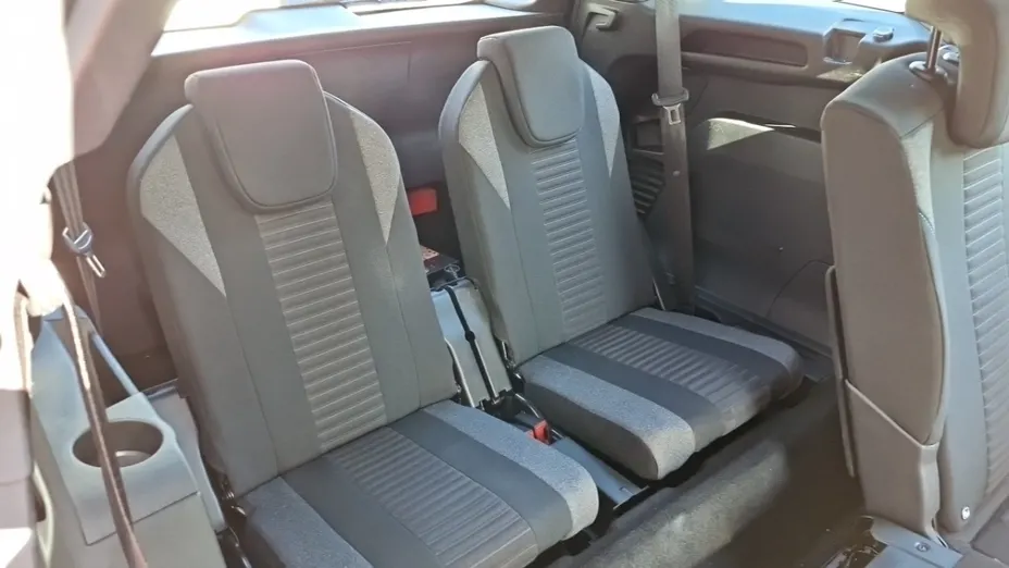 PEUGEOT 5008 -