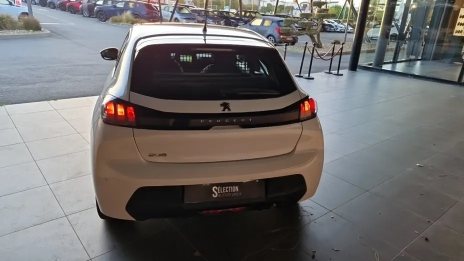 PEUGEOT 208 -