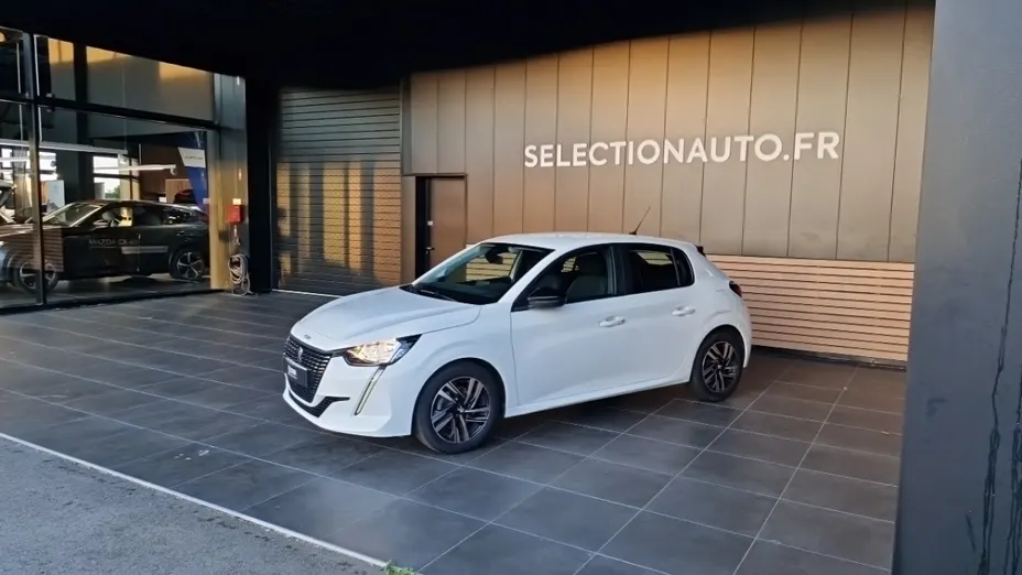 PEUGEOT 208 -