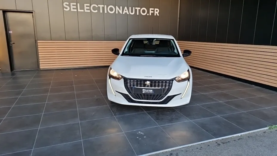 PEUGEOT 208 -