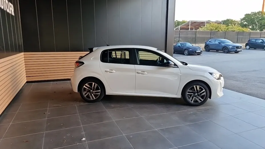 PEUGEOT 208 -