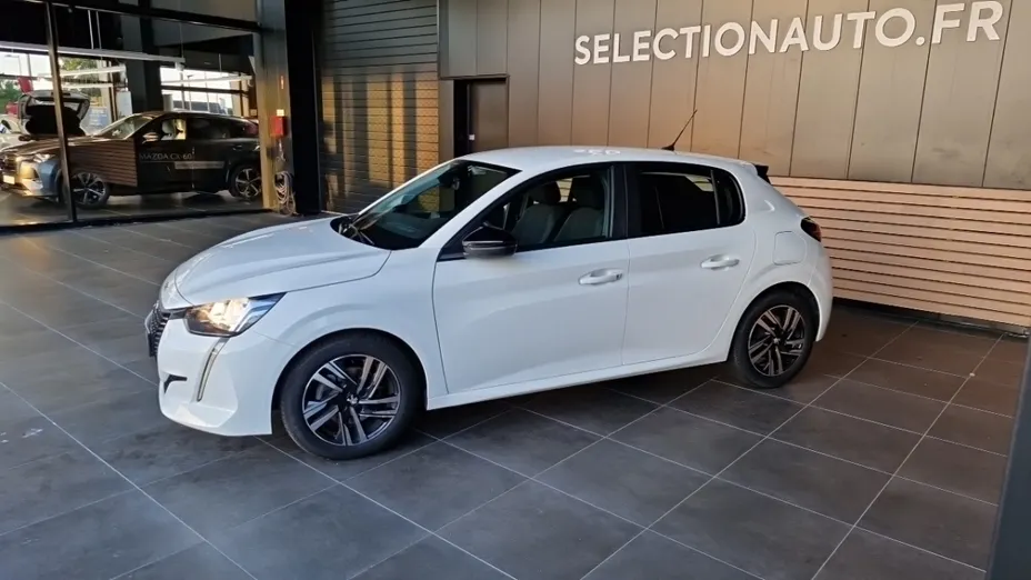 PEUGEOT 208 -