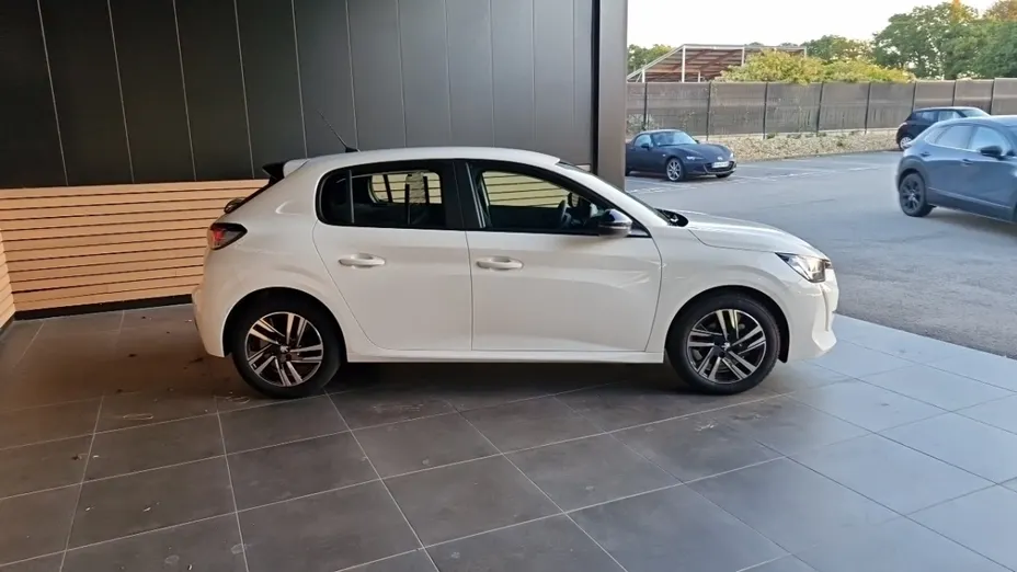 PEUGEOT 208 -