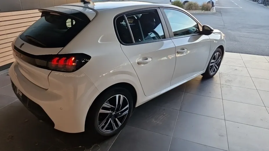 PEUGEOT 208 -