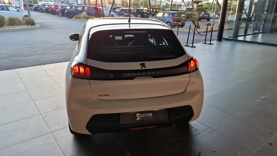 PEUGEOT 208 -