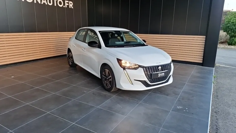 PEUGEOT 208 -