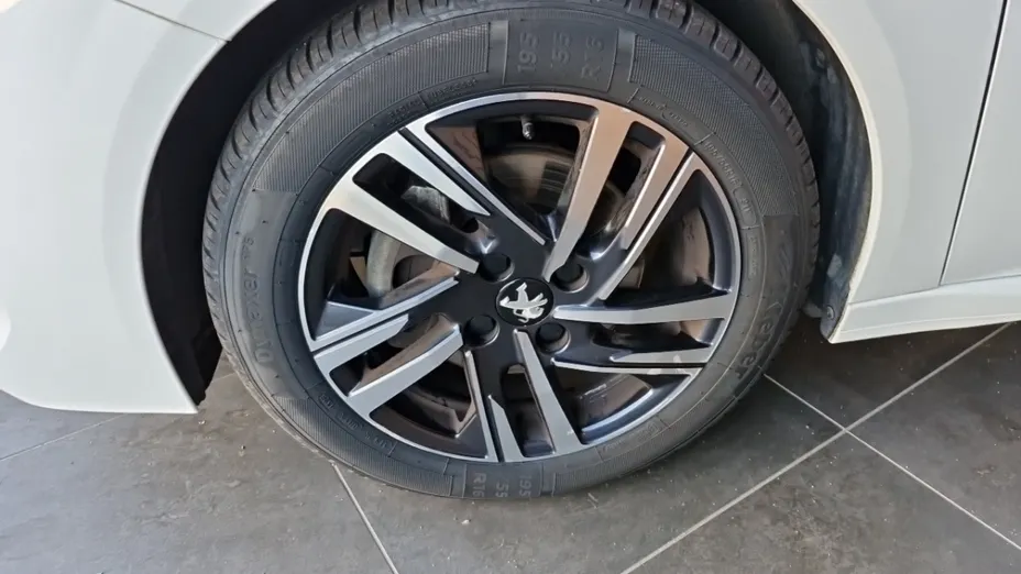 PEUGEOT 208 -