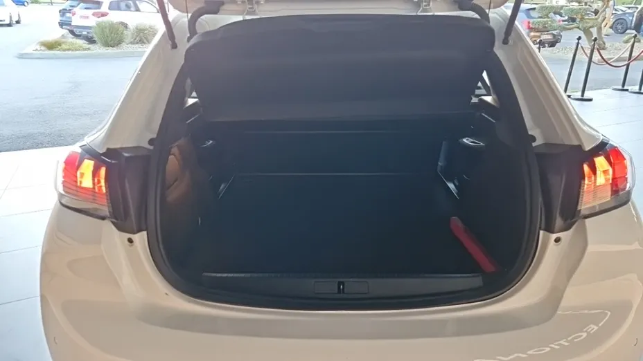 PEUGEOT 208 -