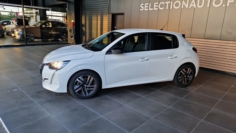 PEUGEOT 208 -