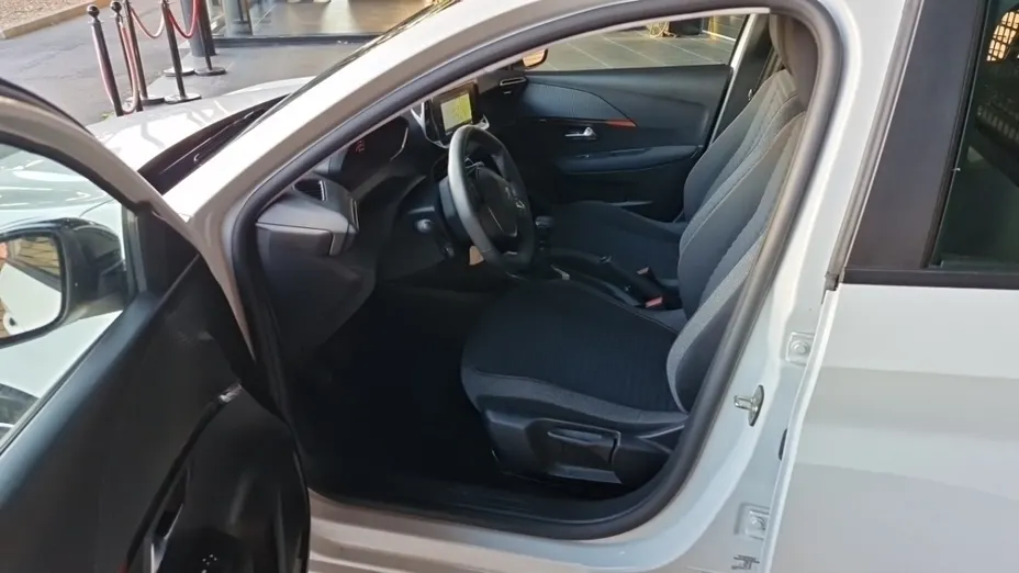 PEUGEOT 208 -