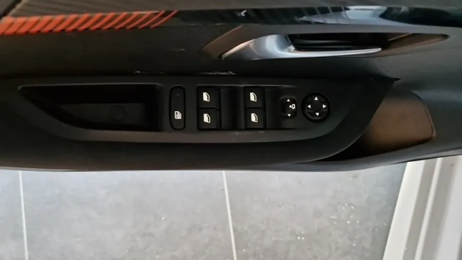 PEUGEOT 208 -
