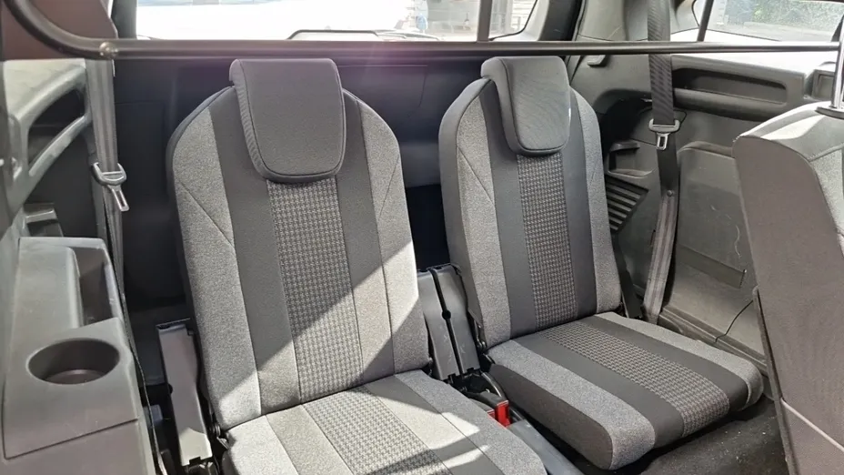 PEUGEOT 5008 -