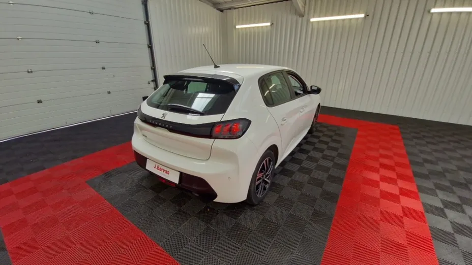 PEUGEOT 208 -
