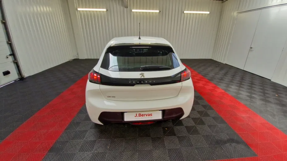 PEUGEOT 208 -