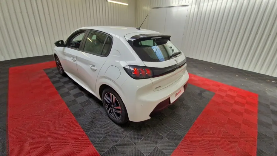 PEUGEOT 208 -