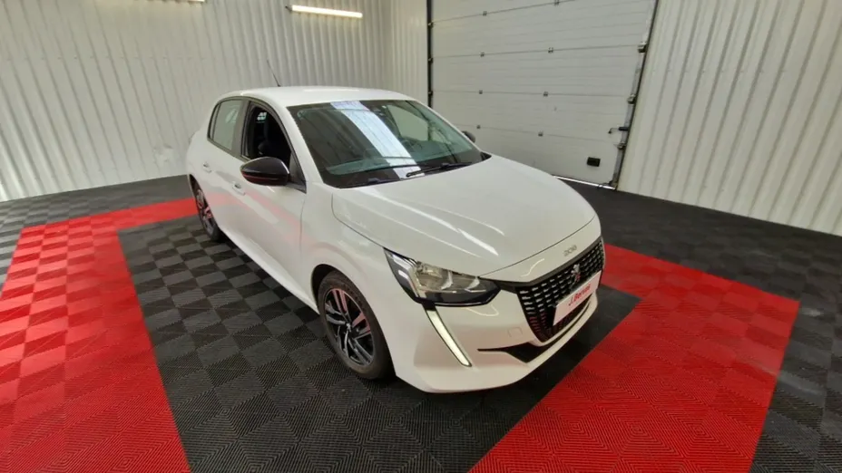 PEUGEOT 208 -