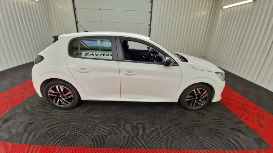 PEUGEOT 208 -