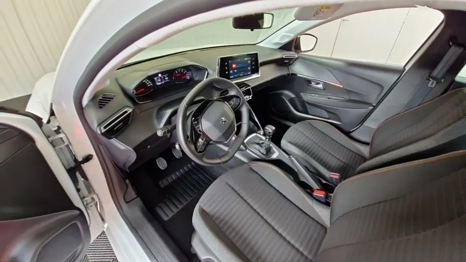 PEUGEOT 208 -