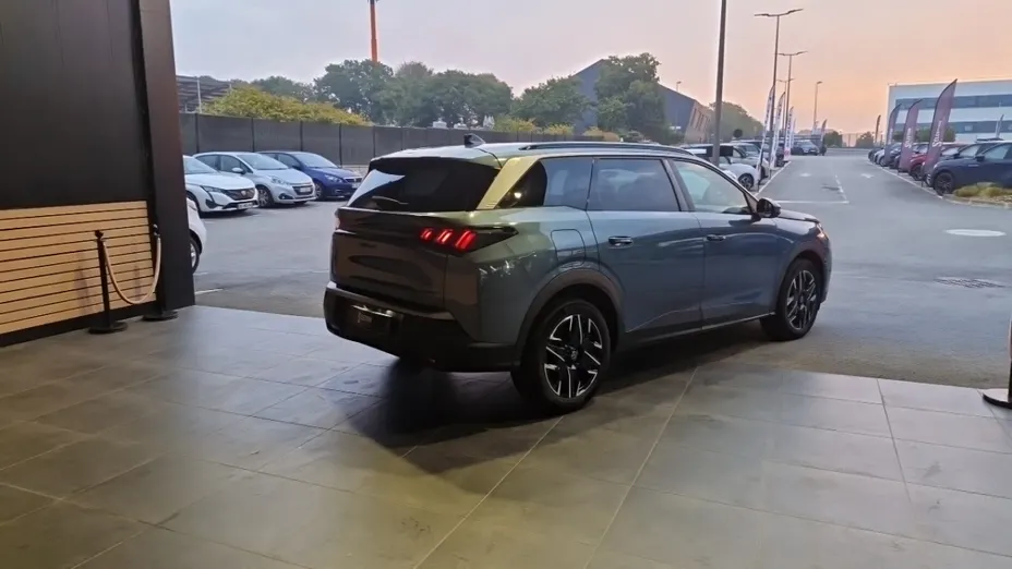 PEUGEOT 5008 -