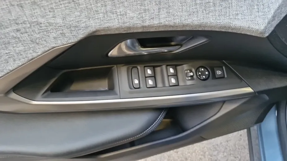 PEUGEOT 5008 -
