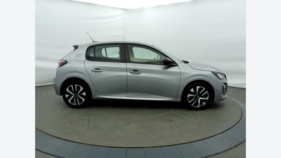 PEUGEOT 208 -