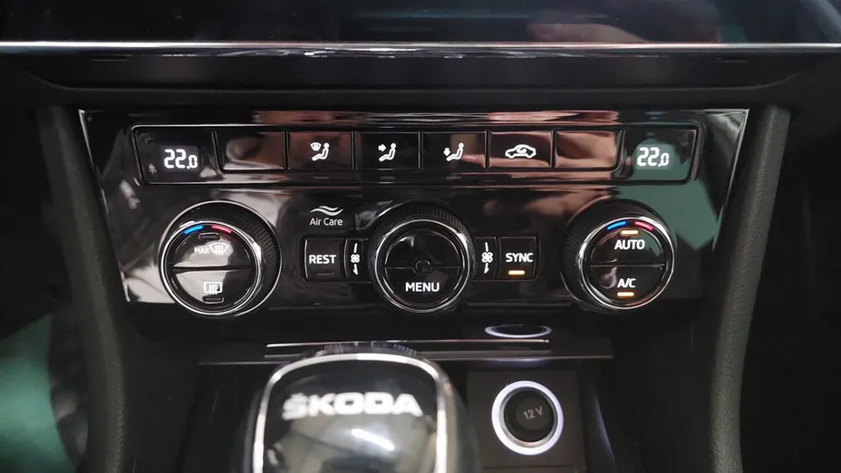 SKODA Superb -