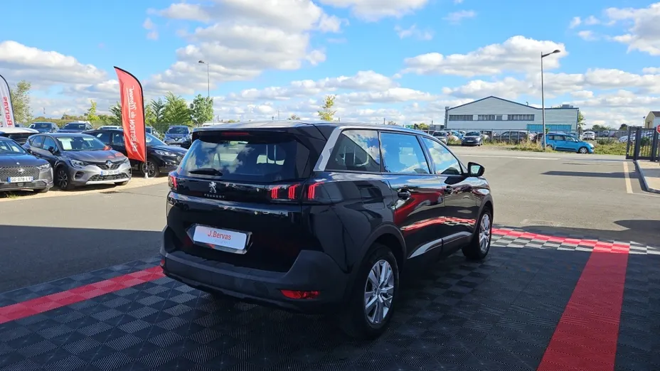 PEUGEOT 5008 -