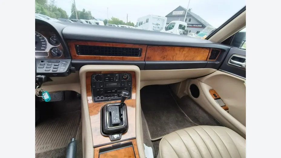 JAGUAR XJ -