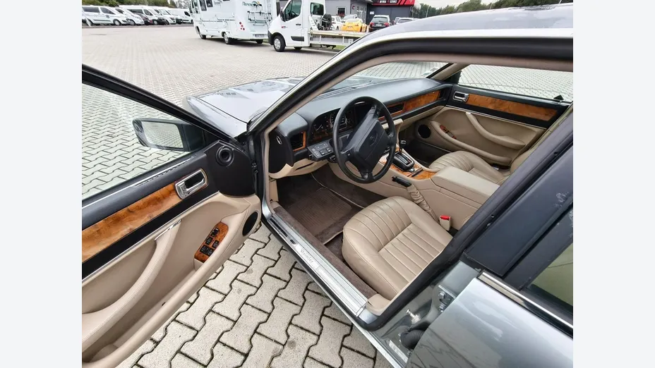 JAGUAR XJ -