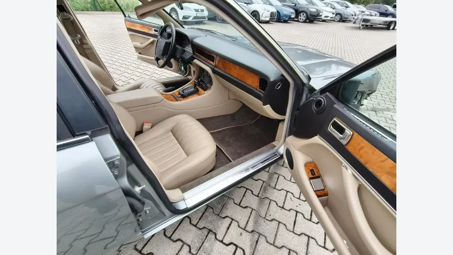 JAGUAR XJ -