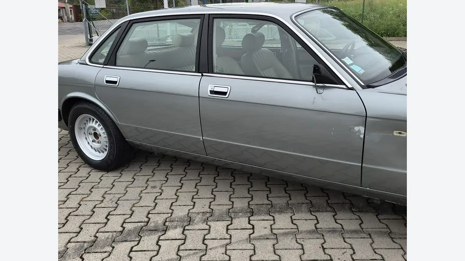 JAGUAR XJ -
