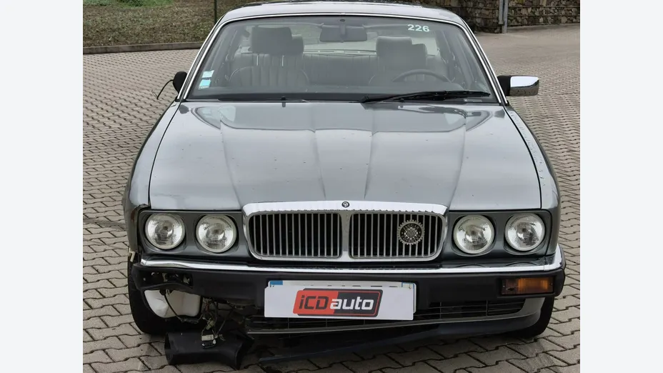 JAGUAR XJ -