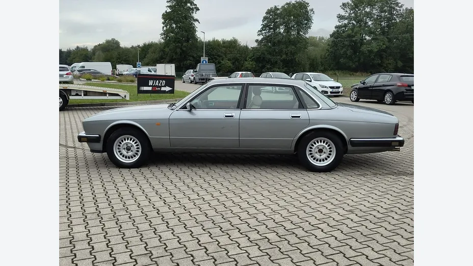 JAGUAR XJ -