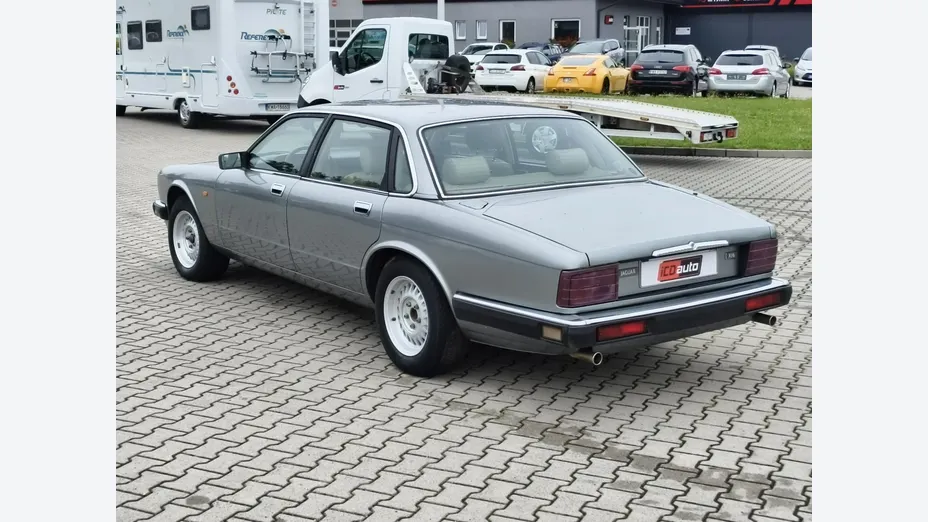 JAGUAR XJ -